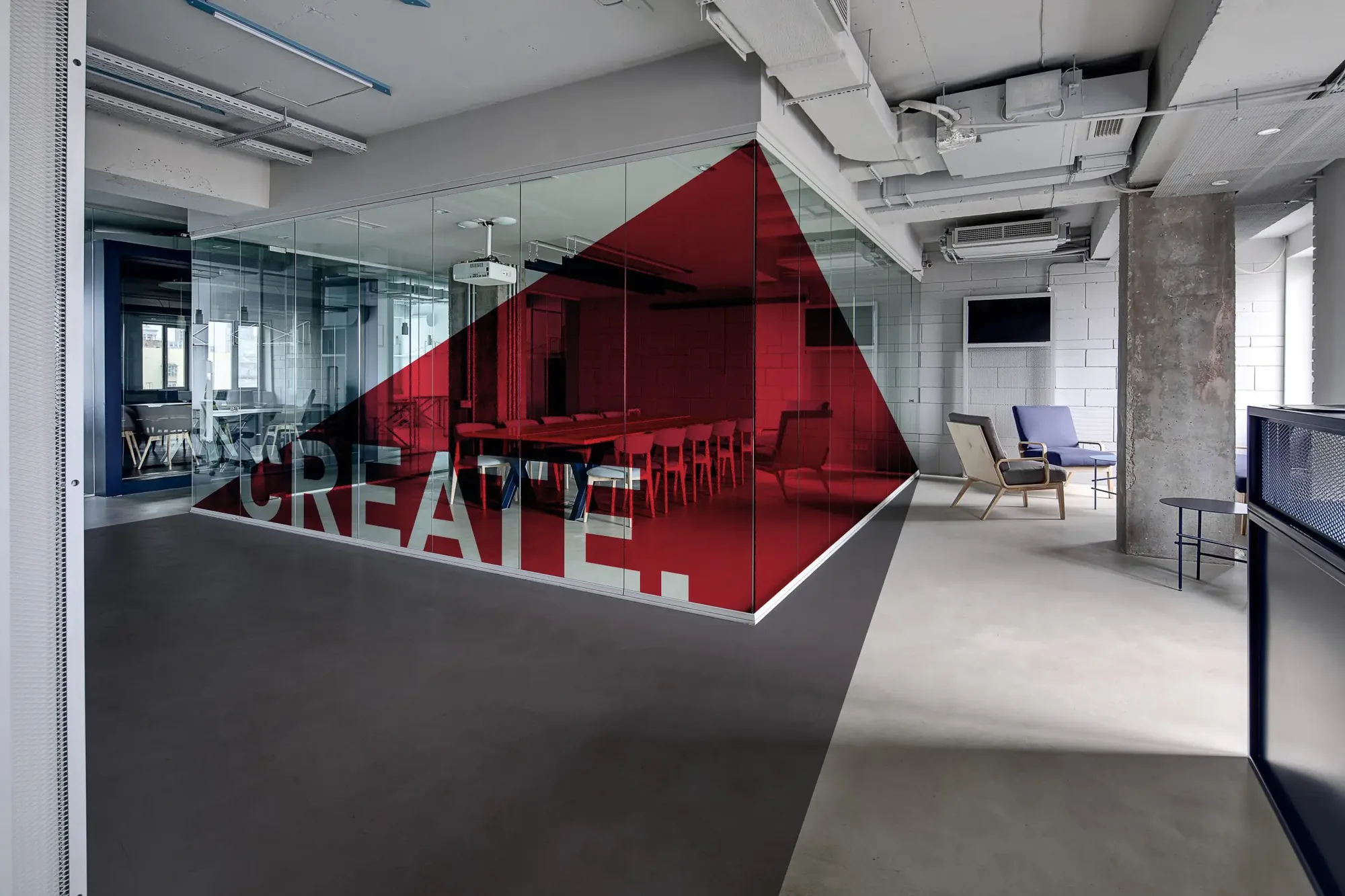 Werbetechnik in Anwendung – Folienbeschriftung auf Glasfront mit CREATE-Schriftzug