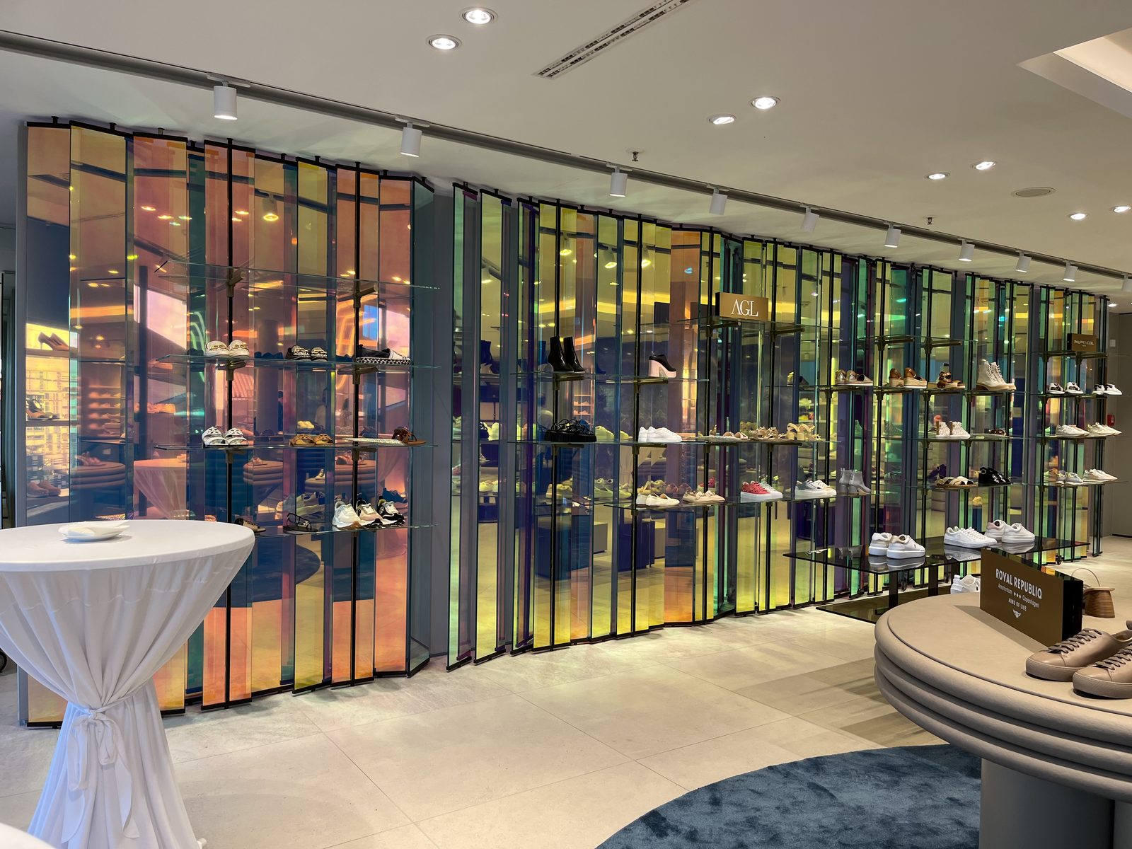 Dichroitische Glasfolierung im Modehaus